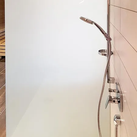 Waeldermetzge Huettenzimmer Und Warth (Vorarlberg)