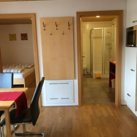 Waeldermetzge Huettenzimmer Und Warth (Vorarlberg)